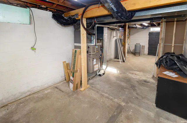 $299,000 | 841 West Airport Road, Vincennes, IN 47591