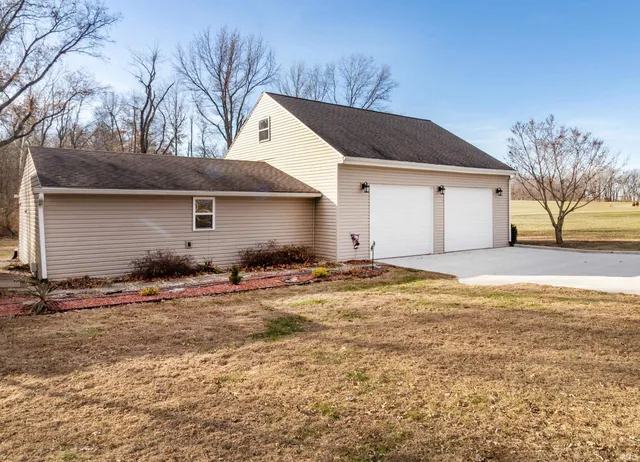 $299,000 | 841 West Airport Road, Vincennes, IN 47591