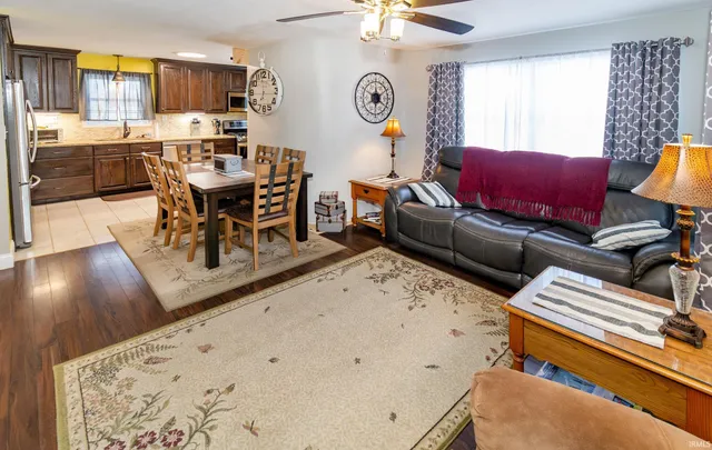 $299,000 | 841 West Airport Road, Vincennes, IN 47591