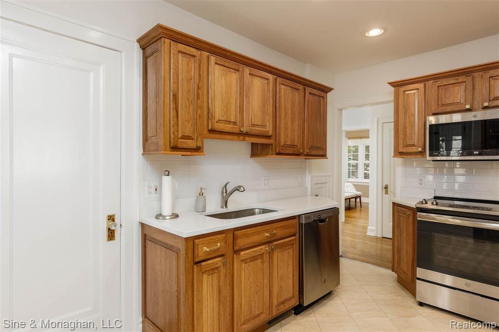 591 Fisher Road Grosse Pointe, MI 48230 - Photo 8 of 35