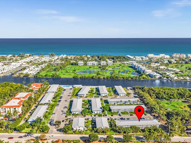 a picture of wall with an bench