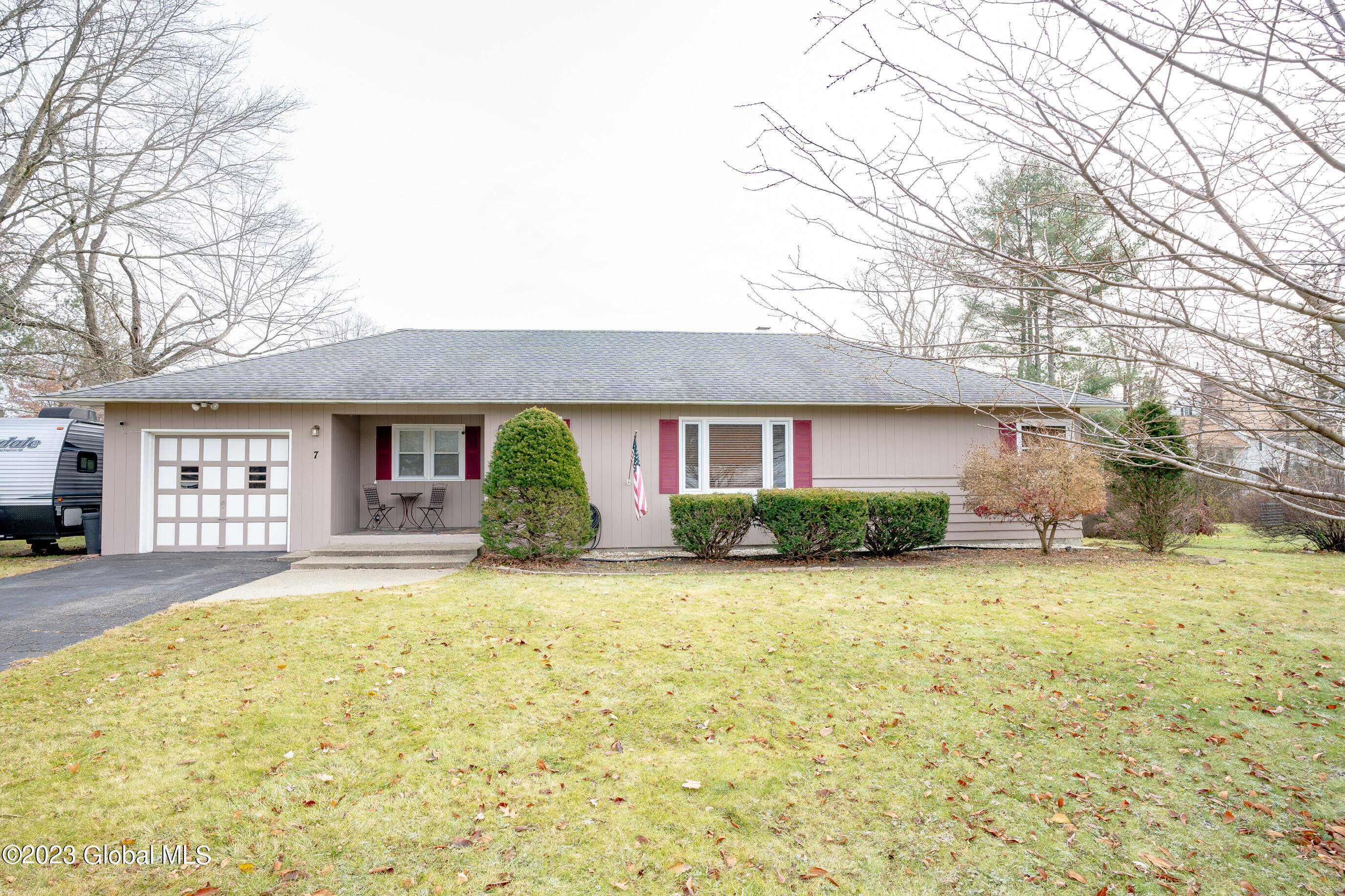 7 Fernwood Drive, Colonie, NY 12211 Compass