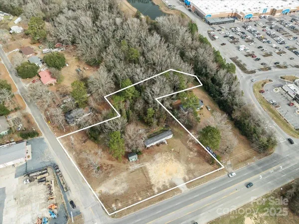 a view of a yard with a tree