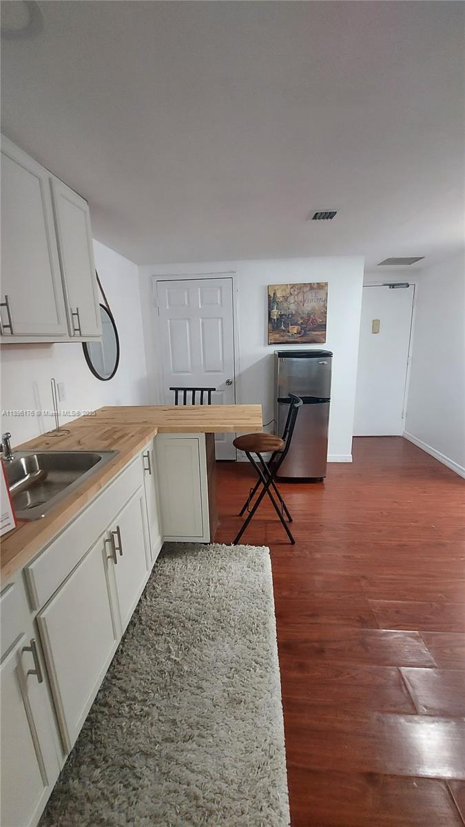 825 Brickell Bay Drive, Unit 443 Miami, FL 33131 - Photo 5 of 26 a living room with furniture a air conditioner vent and a window