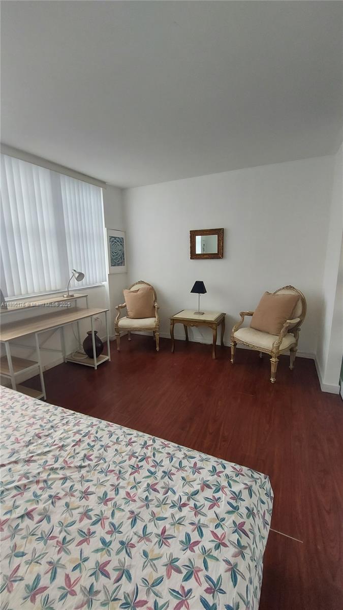 825 Brickell Bay Drive, Unit 443 Miami, FL 33131 - Photo 6 of 26 a living room with furniture