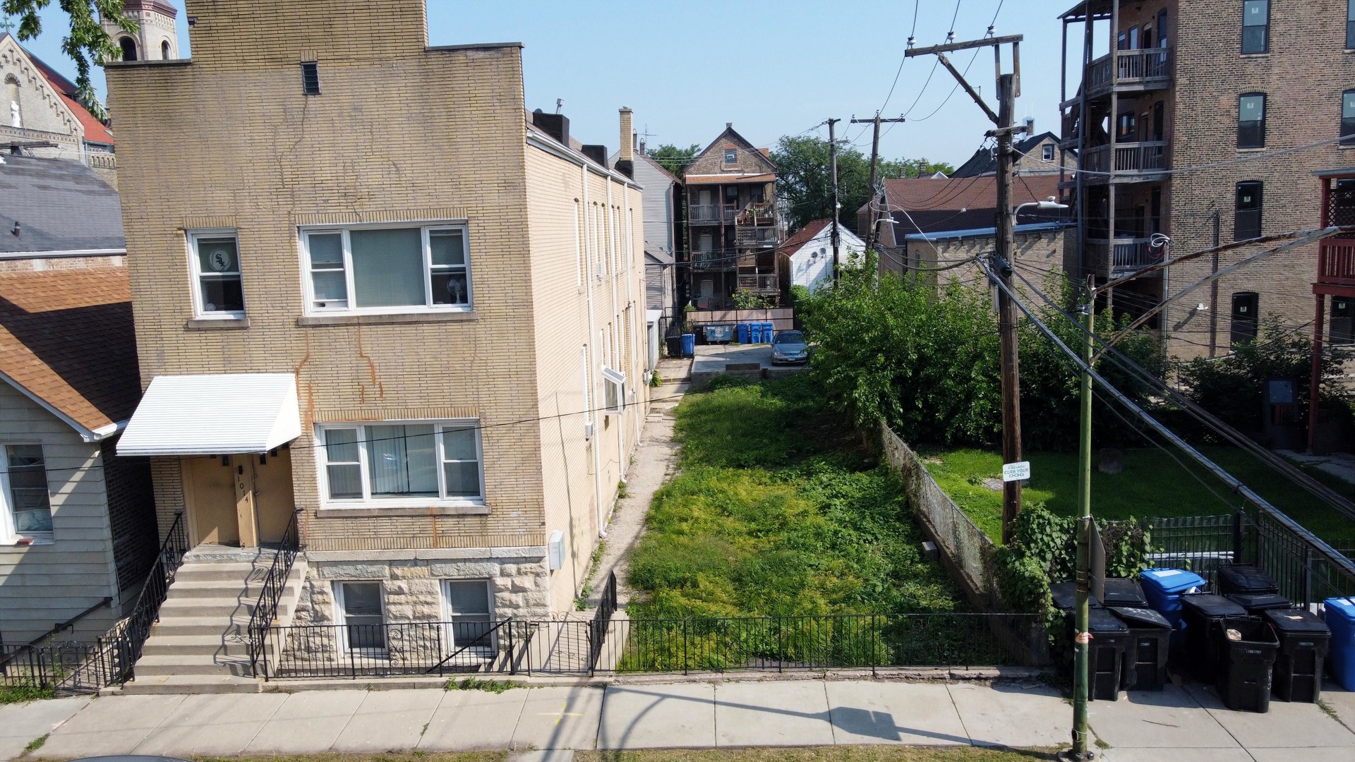 1012 West 32nd Place Chicago, IL 60608 - Photo 4 of 4 a front view of a house with a garden