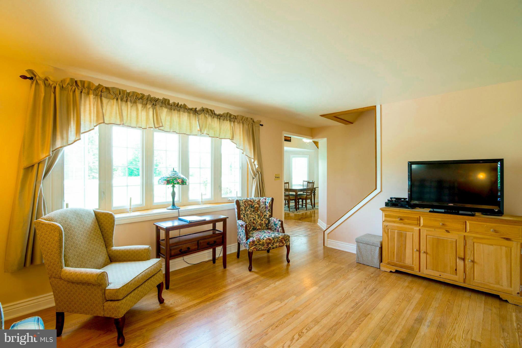 4914 Rollingtop Road Ellicott City, MD 21043 - Photo 7 of 30 Living Room