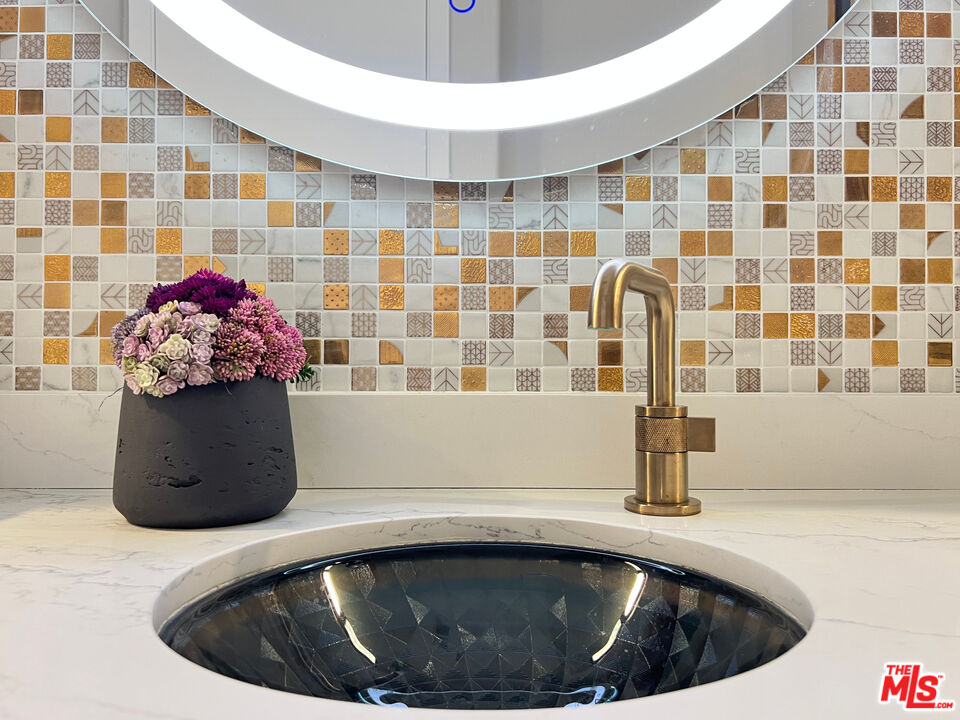 380 Loch Lomond Road Rancho Mirage, CA 92270 - Photo 12 of 39 a bathroom with a bathtub and sink