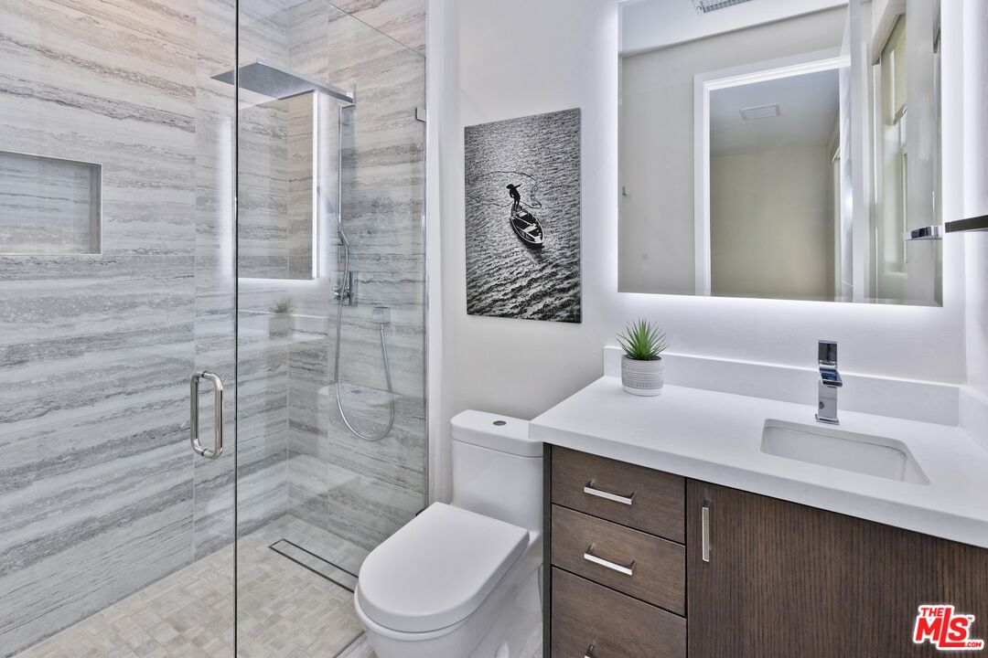 380 Loch Lomond Road Rancho Mirage, CA 92270 - Photo 23 of 39 a bathroom with a toilet a sink and shower