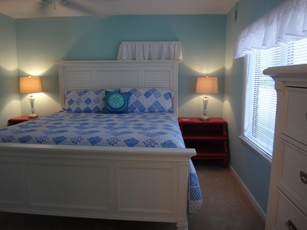 53 Barry Avenue Summerland Key, FL 33042 - Photo 15 of 22 a large bed sitting in a bedroom next to a lamp