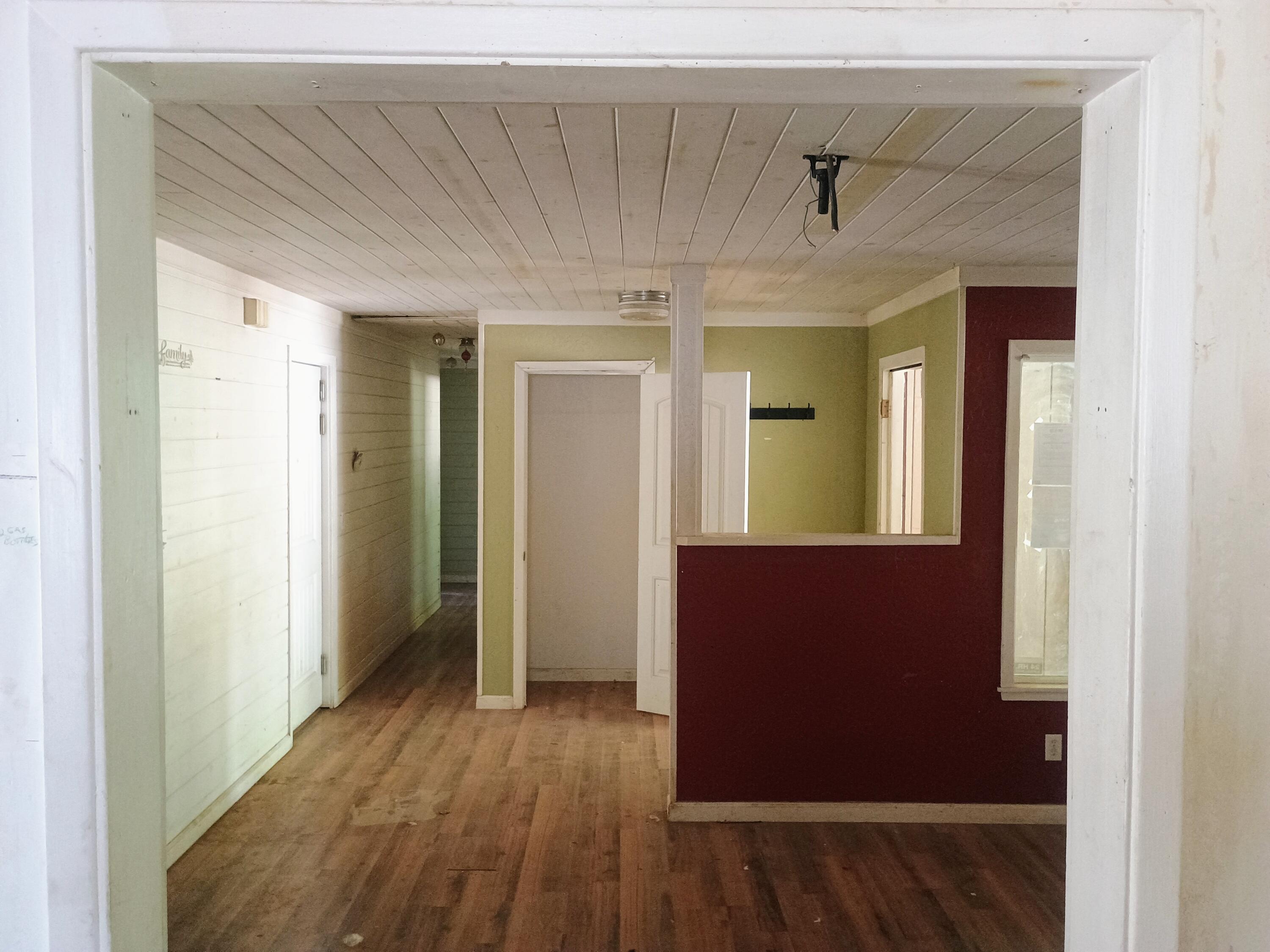 14425 Holiday Road Redding, CA 96003 - Photo 13 of 28 holentryhall