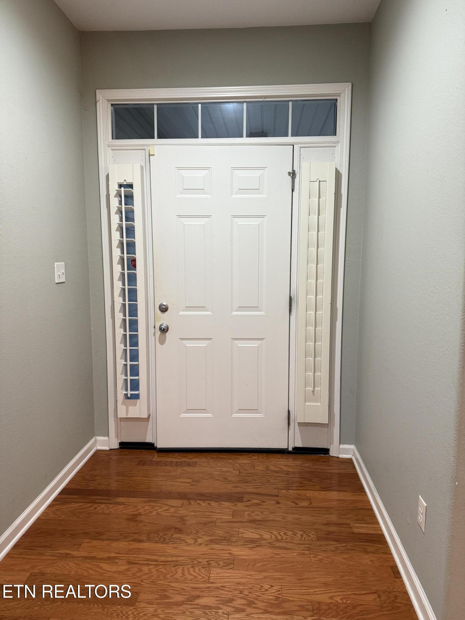 7250 Oakfield Lane Powell, TN 37849 - Photo 4 of 28 Foyer