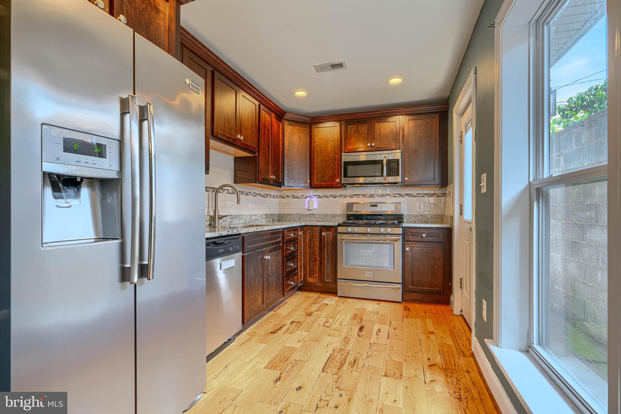 325 South Regester Street Baltimore, MD 21231 - Photo 9 of 41