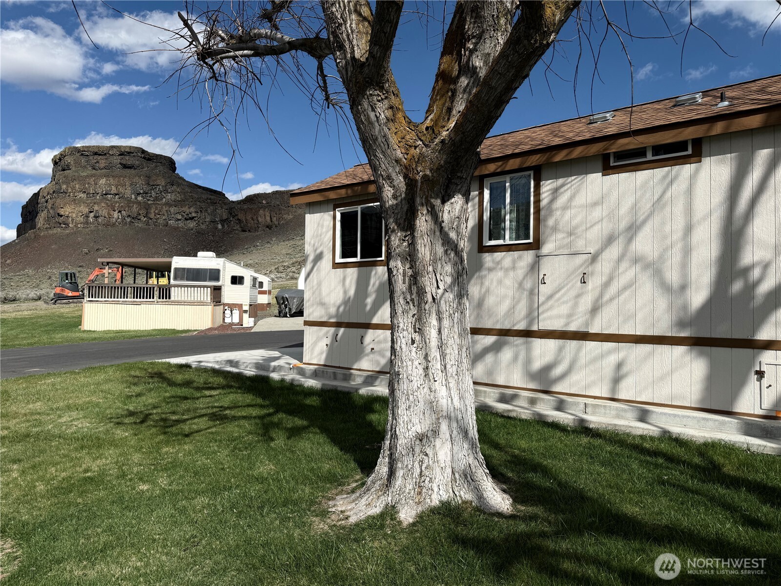 31465 Moore Road Northeast, Unit 801 Coulee City, WA 99115 - Photo 22 of 38 a view of house with backyard