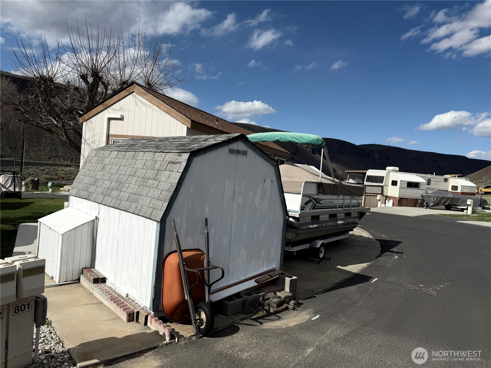 31465 Moore Road Northeast, Unit 801 Coulee City, WA 99115 - Photo 23 of 38 a view of car garage