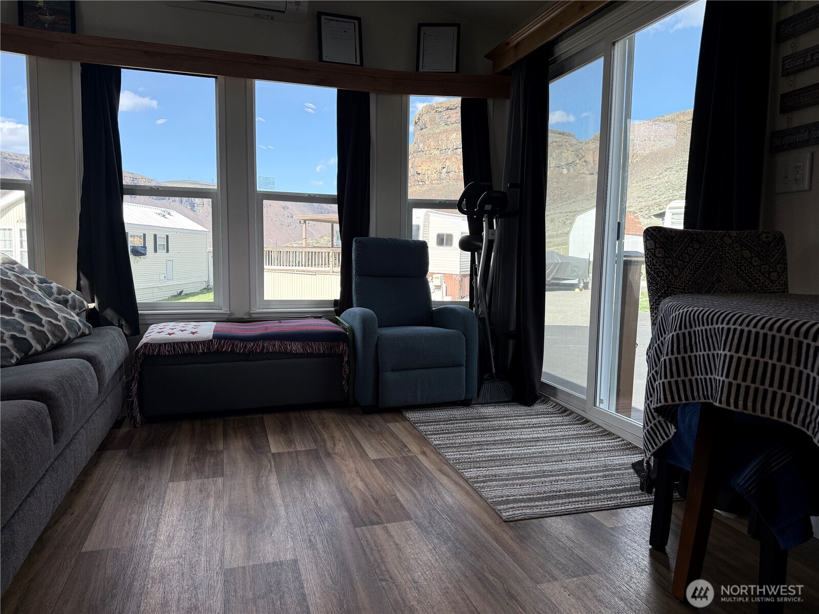 31465 Moore Road Northeast, Unit 801 Coulee City, WA 99115 - Photo 6 of 38 a bedroom with furniture and a large window