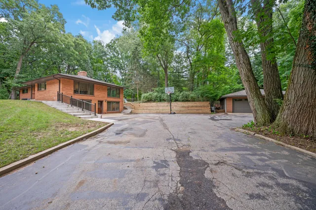 $995,000 | 9555 Dunewood Drive, Bridgman, MI 49106