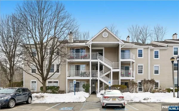$339,950 | 128 Raintree Lane, Mahwah, NJ 07430