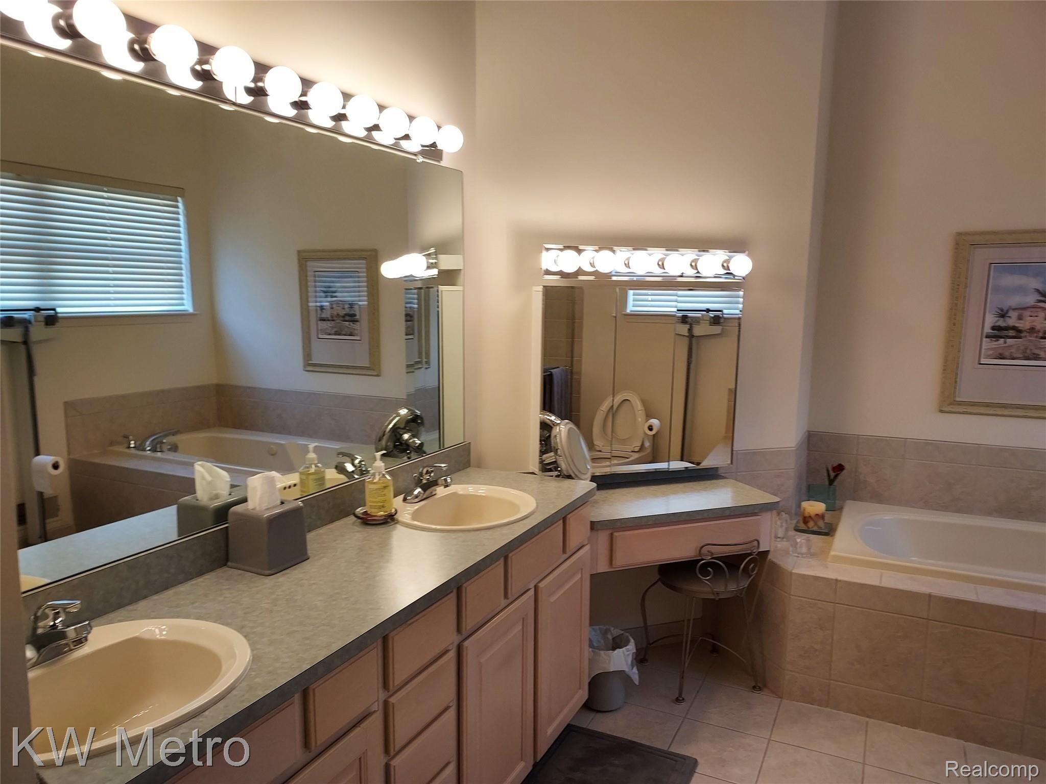 5251 Simpson Lake Road West Bloomfield, MI 48323 - Photo 11 of 30 20220114_153835.jpg