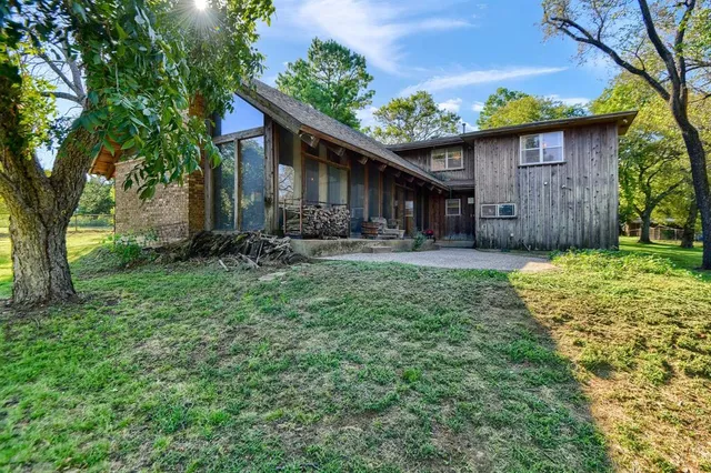 a view of outdoor space yard and porch