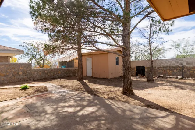 a view of a house with a backyard