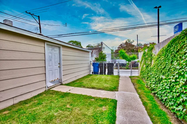 a view of a pathway with a yard