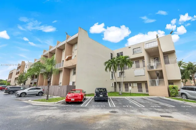 $300,000 | 10900 Southwest 104th Street, Unit 122, Miami, FL 33176