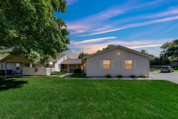 $180,000 | 602 Devonshire Court, Unit D, McHenry, IL 60050