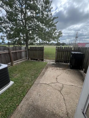 $1,100 | 316 Plantation Drive, Unit 4, Chalmette, LA 70043