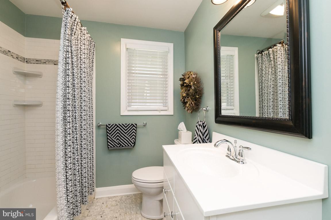 912 Lynvue Road Linthicum Heights, MD 21090 - Photo 11 of 27 Ceramic Bath