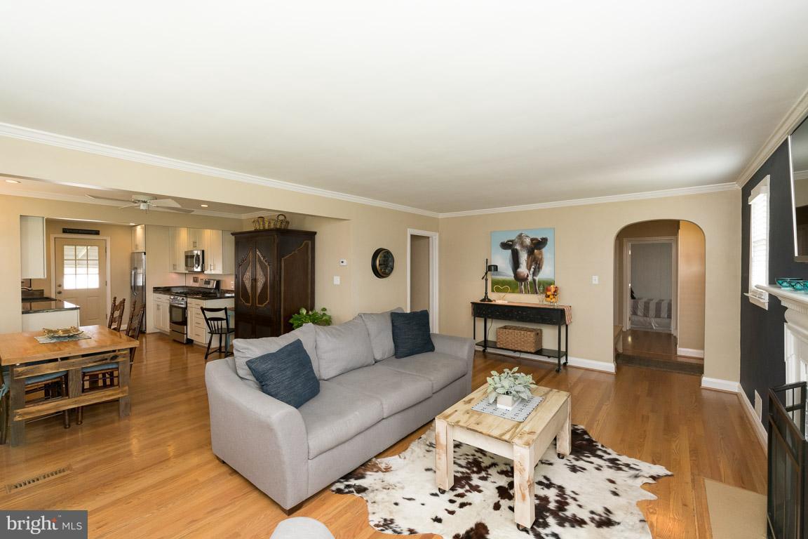 912 Lynvue Road Linthicum Heights, MD 21090 - Photo 18 of 27 Living Room