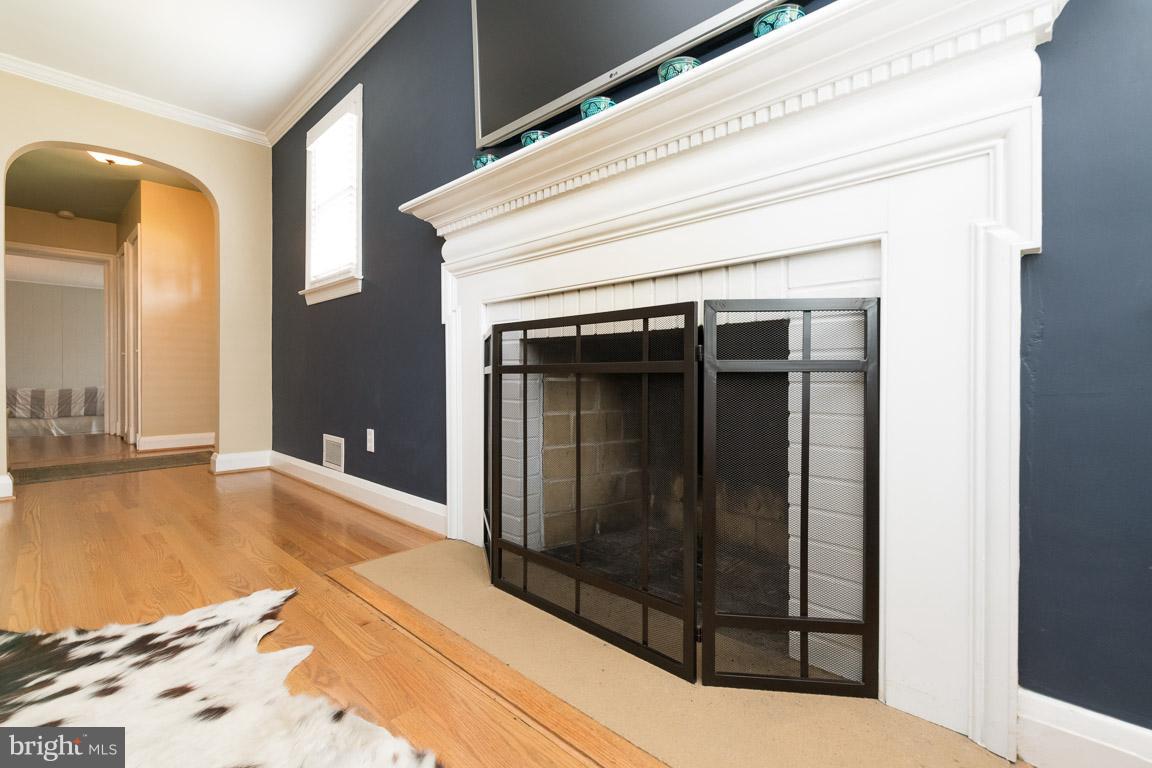 912 Lynvue Road Linthicum Heights, MD 21090 - Photo 19 of 27 Living Room
