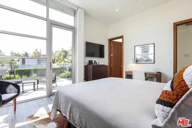 $14,000 | 912 North Crescent Heights Boulevard, Los Angeles, CA 90046