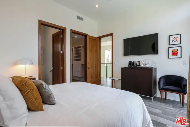 $14,000 | 912 North Crescent Heights Boulevard, Los Angeles, CA 90046