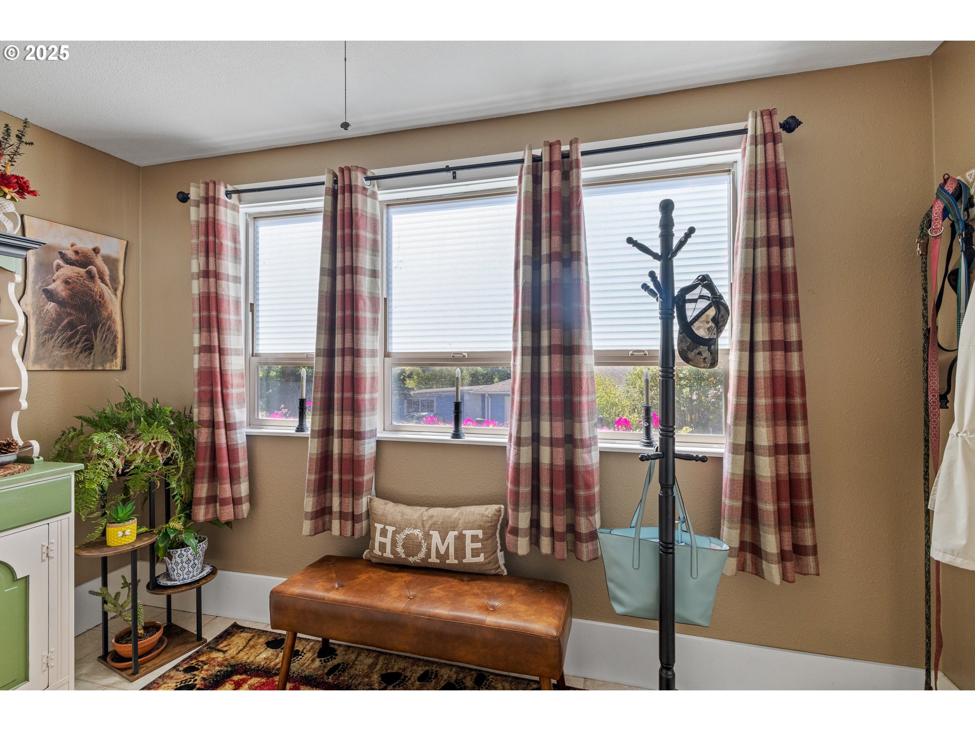 1753 20th Street Myrtle Point, OR 97458 - Photo 15 of 44 a living room with furniture