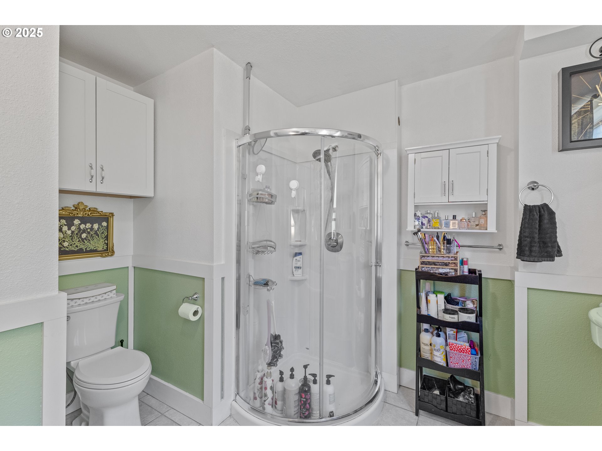 1753 20th Street Myrtle Point, OR 97458 - Photo 22 of 44 a bathroom with a toilet a sink and shower