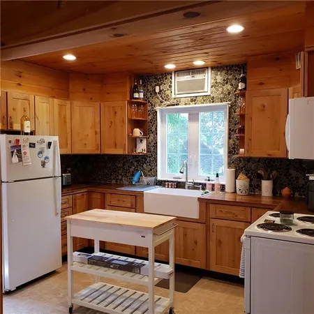 $1,800 | 120 Mill Street, Tiverton, RI 02878