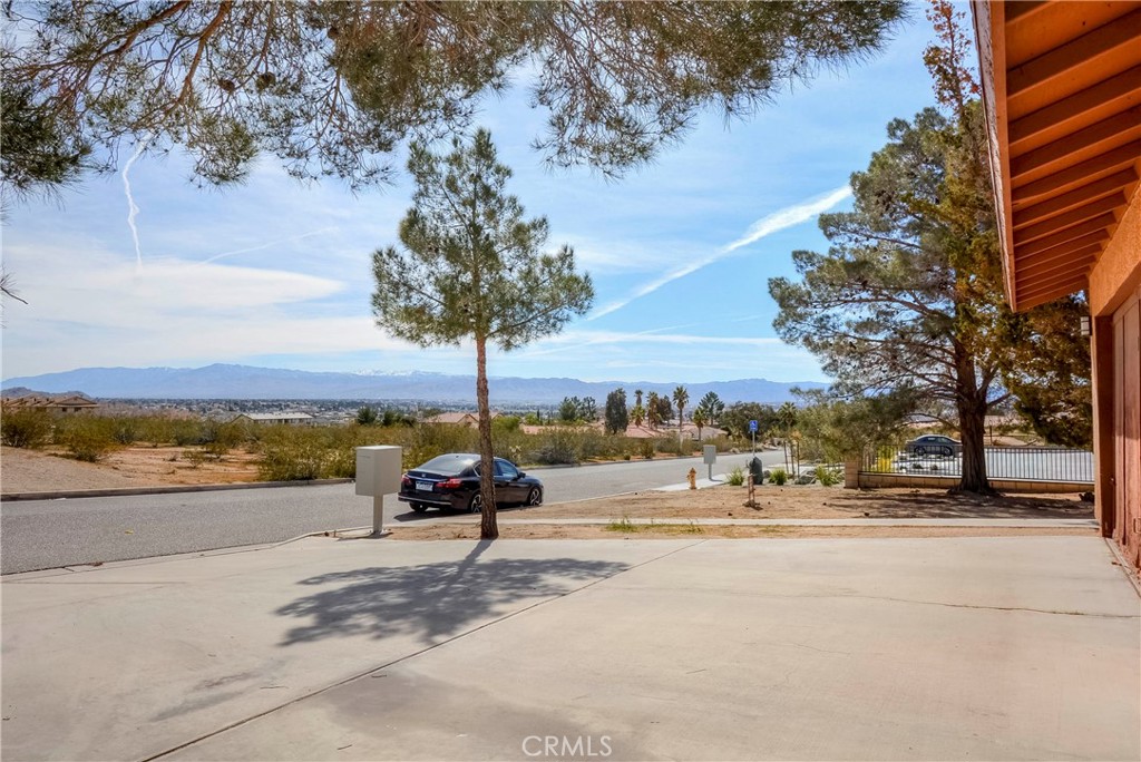 16462 Kalo Road Apple Valley, CA 92307 - Photo 6 of 22 a park view with a ocean view