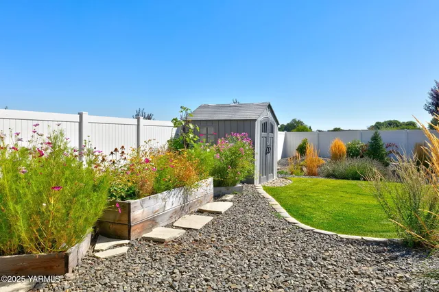 a view of a back yard