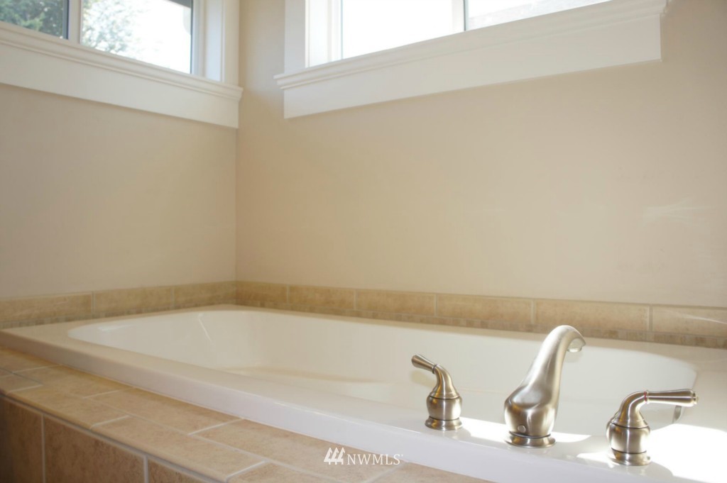 3927 Northeast 21st Street Renton, WA 98056 - Photo 14 of 20