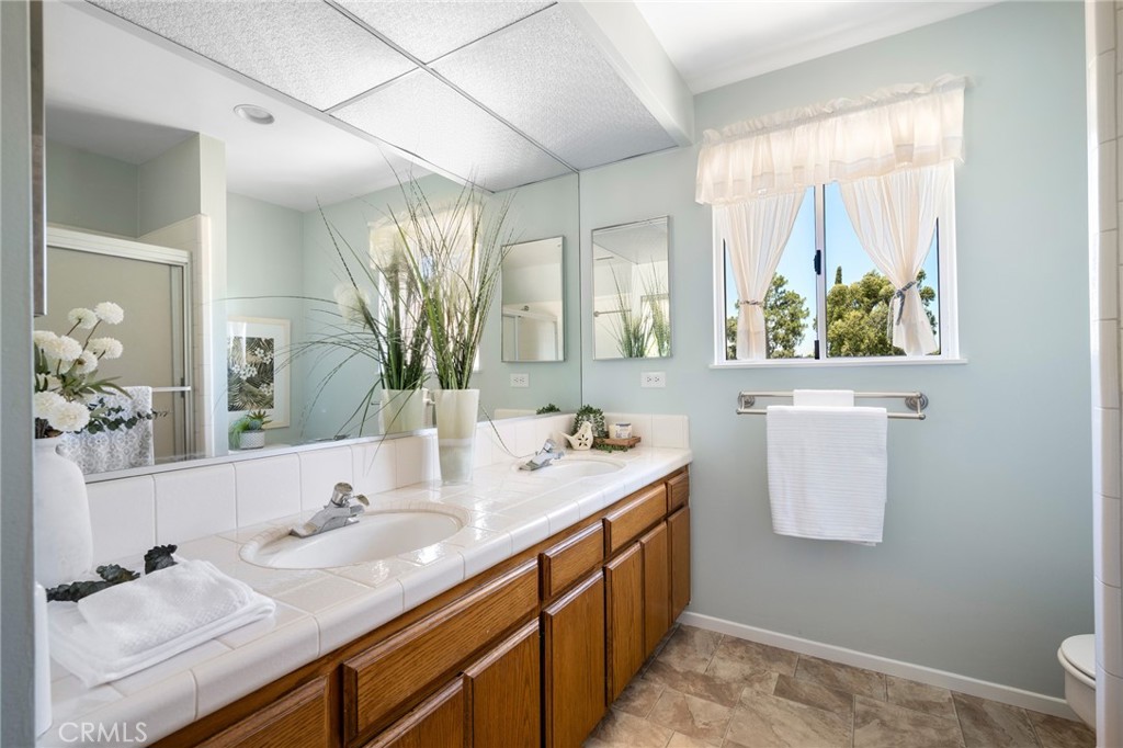 3404 Markridge Road La Crescenta, CA 91214 - Photo 34 of 67 Upstairs hall bathroom, shower in tub