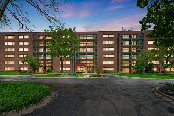 $237,500 | 1840 Huntington Boulevard, Unit 203, Hoffman Estates, IL 60169