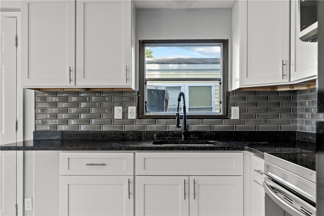 849 Forest Park Middletown, RI 02842 - Photo 4 of 17