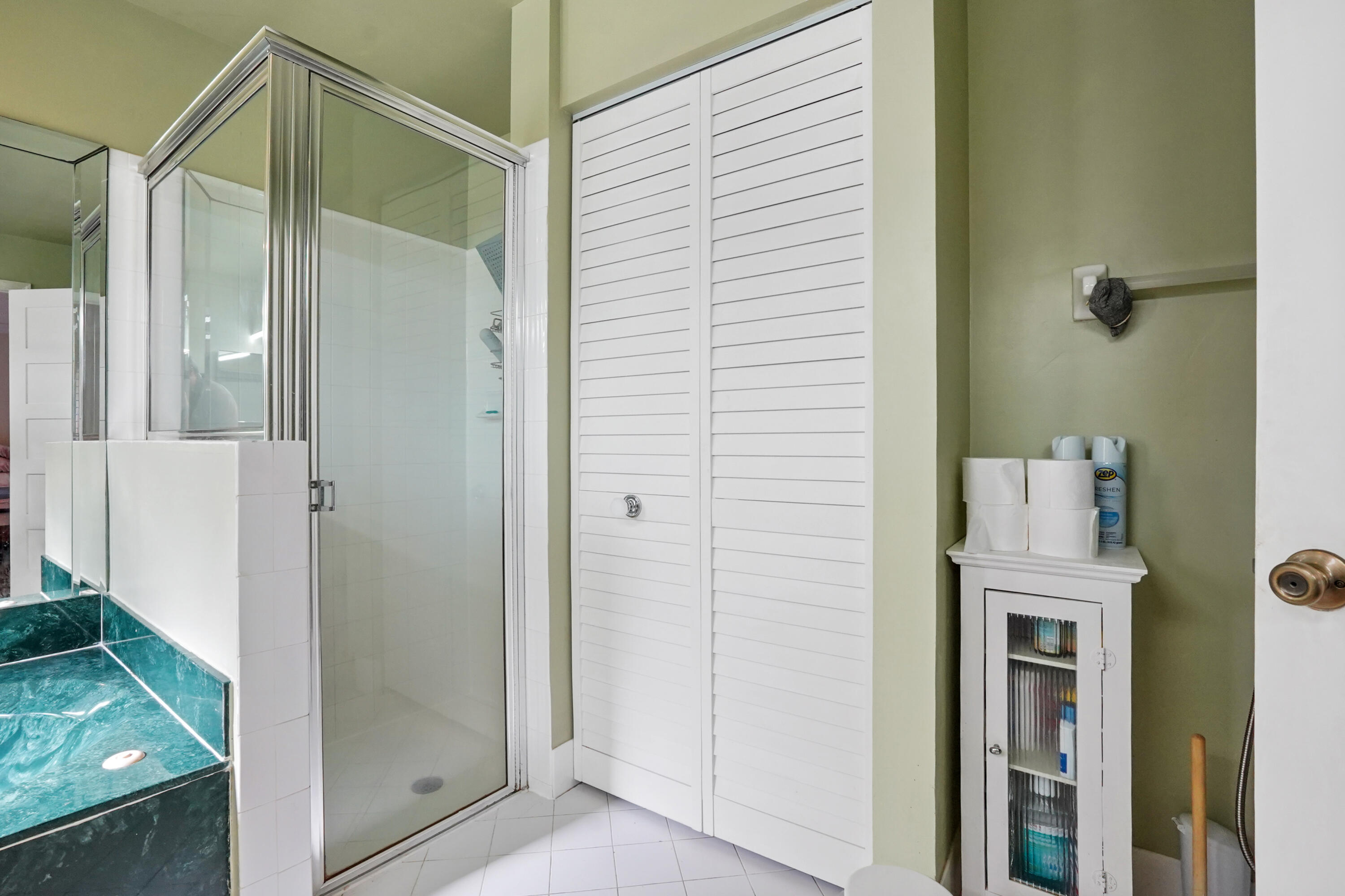 132 West Lee Road Delray Beach, FL 33445 - Photo 28 of 41 a bathroom with a shower and a sink