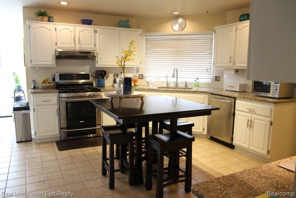 458 Oakbridge Drive Rochester, MI 48306 - Photo 3 of 6