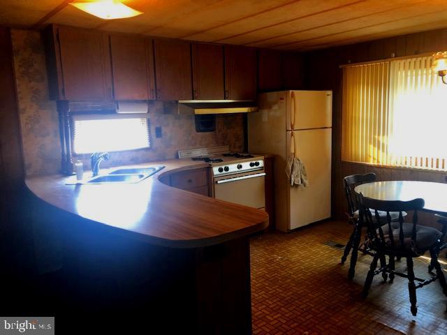 10505 Cedarville Road Brandywine, MD 20613 - Photo 5 of 18 Breakfast Bar