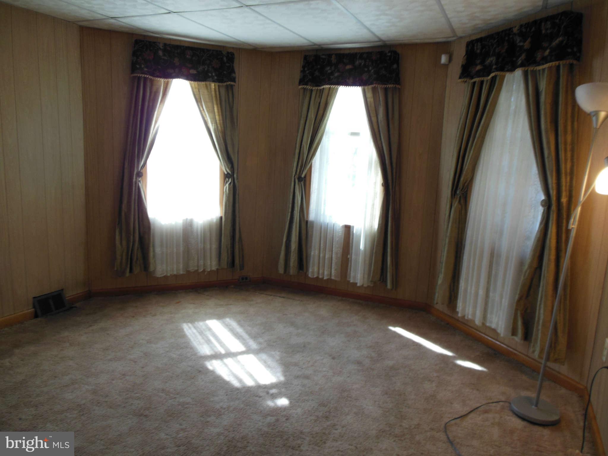 911 Desoto Road Baltimore, MD 21223 - Photo 5 of 16 Living Room