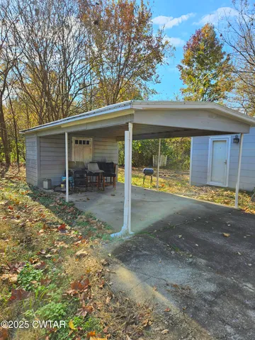 a view of a backyard