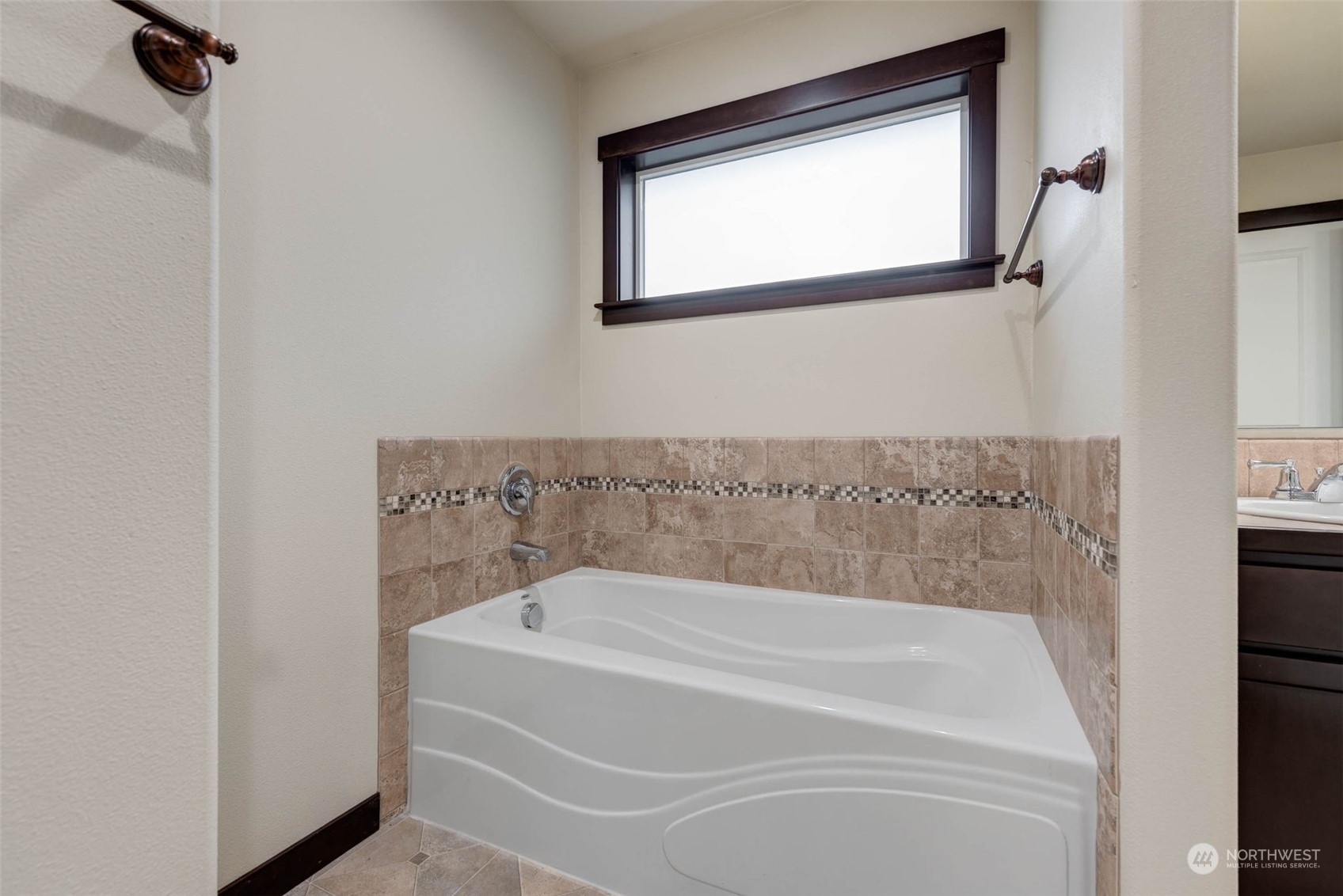 448 Barry Loop Mount Vernon, WA 98274 - Photo 27 of 40 a spacious bathroom with a bathtub