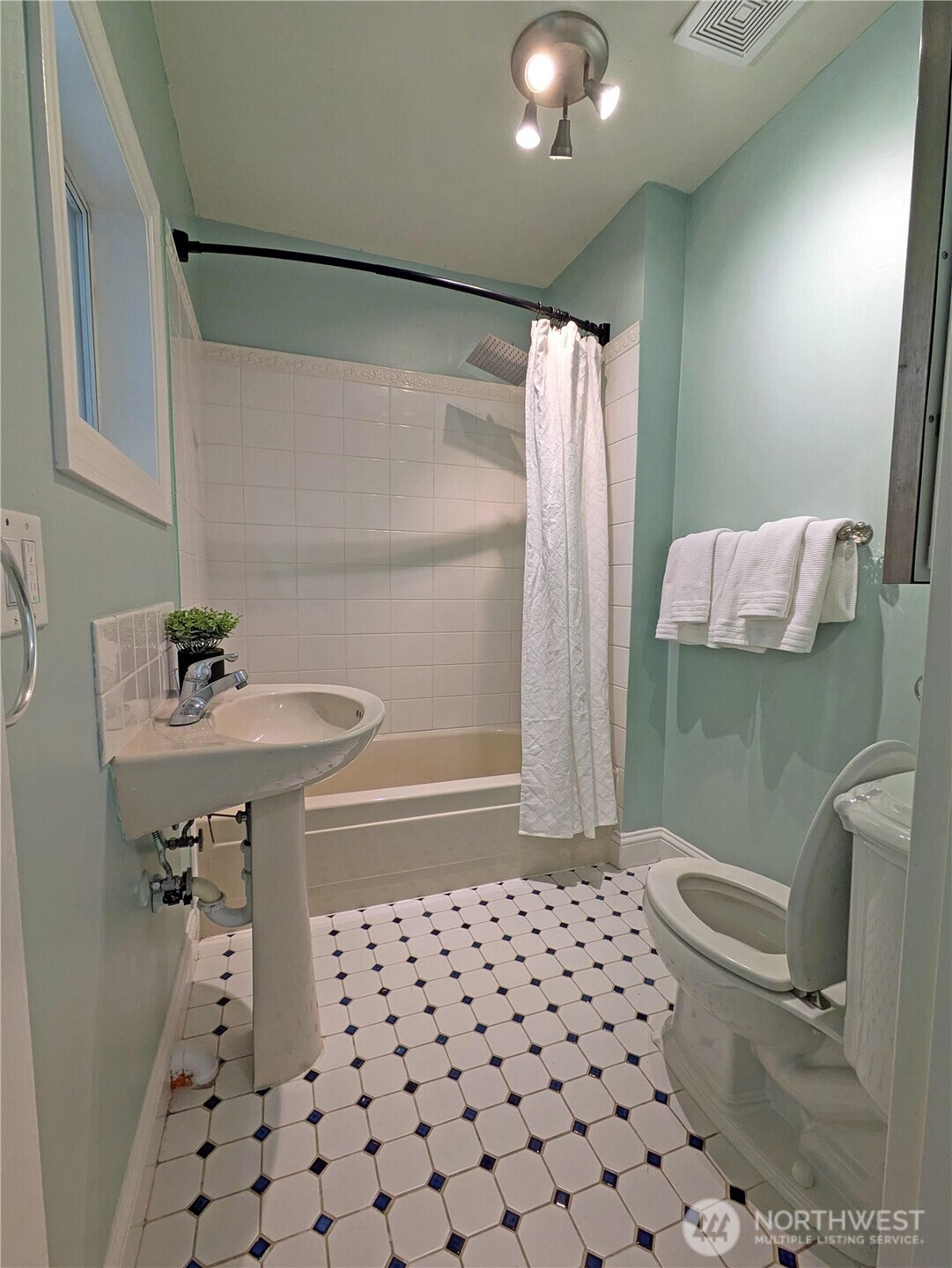 2208 East John Street Seattle, WA 98112 - Photo 24 of 34